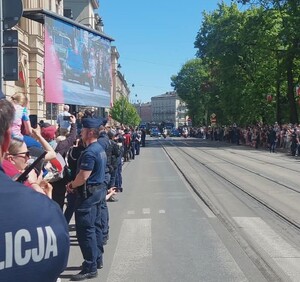 umundurowani policjanci stojący wzdłuż ulicy pilnują porządku w rejonie odbywających się uroczystości