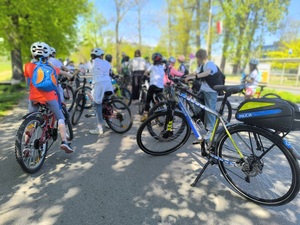 uczniowie przygotowują się do przejazdu rowerowego