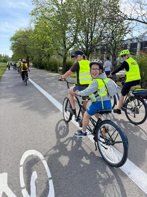 przejazd rowerowy dzieci 3 w asyście policjantki