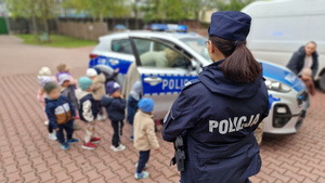 Policjantka pokazuje dzieciom radiowóz