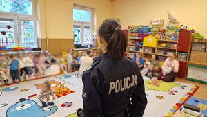 Policjantka w trakcie prelekcji