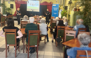 policjanci prowadzą prelekcję dla zgromadzonych w sali uczestników