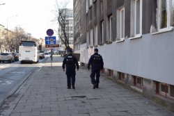 dwóch policjantów podczas patrolu