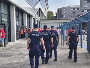 czterech umundurowanych policjantów patroluje rejon stadionu przy ulicy Reymonta