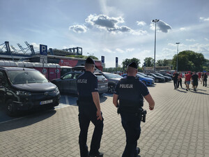 dwóch umundurowanych policjantów patroluje rejon stadionu