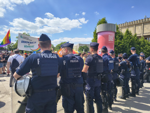 kilku umundurowanych policjantów stojących przed Muzeum Narodowym