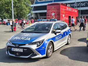 oznakowany radiowóz stojący przed stadionem