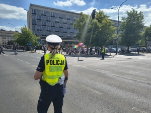 umundurowana policjantka z wydziału ruchu drogowego stojąca na skrzyżowaniu w rejonie Muzeum Narodowego