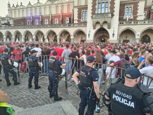 umundurowani policjanci obserwują na Rynku Głównym zgromadzone tam osoby