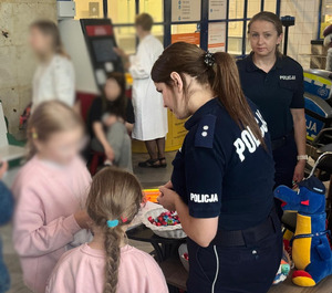 policjantki rozmawiają z dziećmi w szpitalnym holu