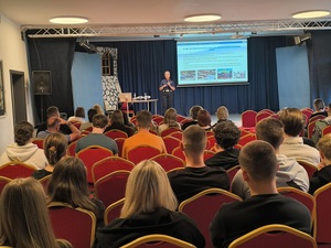policjantka przedstawia prezentację na temat bezpieczeństwa w ruchu drogowym dla grupy uczniów