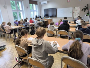 uczniowie piszą egzamin teoretyczny w sali lekcyjnej