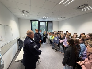 Komendant wita dzieci i nauczycieli w komisariacie