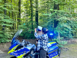 mama z dzieckiem przy policyjnym motocyklu
