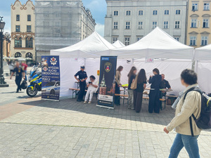 policjanci przy stoisku profilaktycznym na Rynku głównym