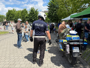 policjant ruchu drogowego obok służbowego motocykla, na który próbuje usiąść