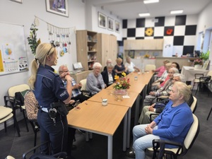 policjantka omawia z seniorami temat bezpieczeństwa