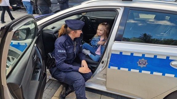 dziewczynka i policjantka siedzą w radiowozie
