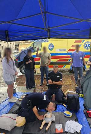 Krakowscy policjanci w trakcie szkolenia z zakresu pierszej pomocy