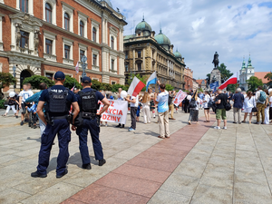 policjanci pilnują marszu