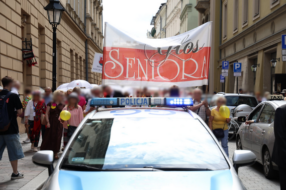 policjanci zabezpieczaja marsz