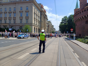 policjant pilnuje ruchu na marszu
