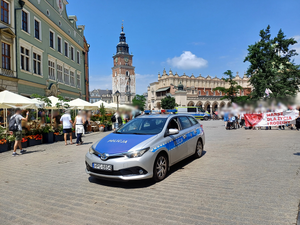 policyjny radiowóz na poczatku marszu