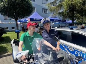 Policjantka z podopiecznnym DPS