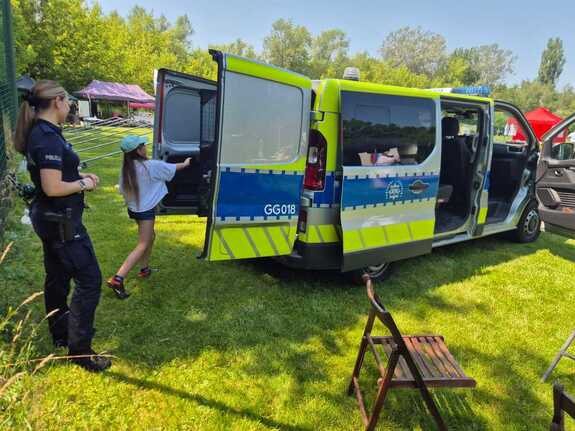 Dzielnicowy Bliżej Nas piknik na stadionie