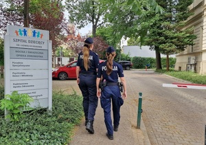 policjantki idące do szpitala przeprowadzić pogadankę dla dzieci