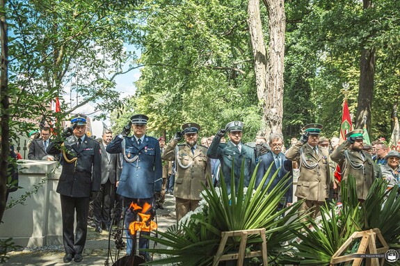 Komendant Miejski Policji składa kwiaty pod pomnikiem
