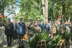 Przedstawiciele słuzb mundurowych skladaja kwiaty