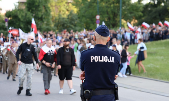 Policjant zabezpiecza sobotni marsz