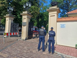 Policjanci pod Cmentarzem Rakowickim