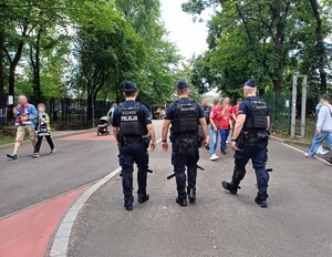 Krakowscy policjanci podczas patrolowania okolic stadionu