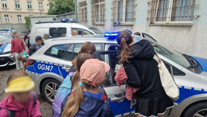 dzieci oglądają policyjny radiowóz