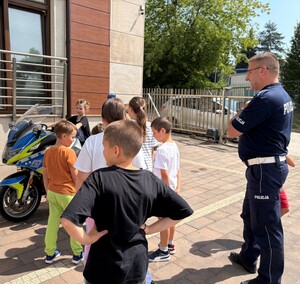 dzieci na policyjnym motocyklu