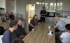 policjantka prowadzi spotkanie dla grupy osób