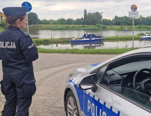 policjantka na bulwarze wiślanym podczas działań