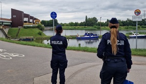 policjantki obserwują teren rzeczny