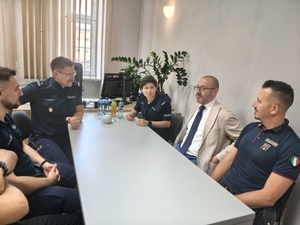 Poloicjanci z Włoch w trakcie rozmowy z Komendantem