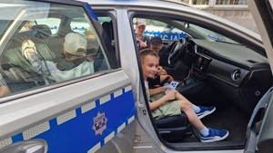 dzieci oglądają policyjny radiowóz