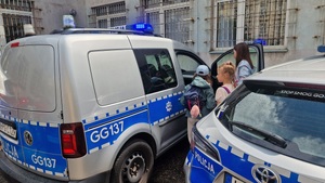 dzieci oglądają wnętrze policyjnego samochodu