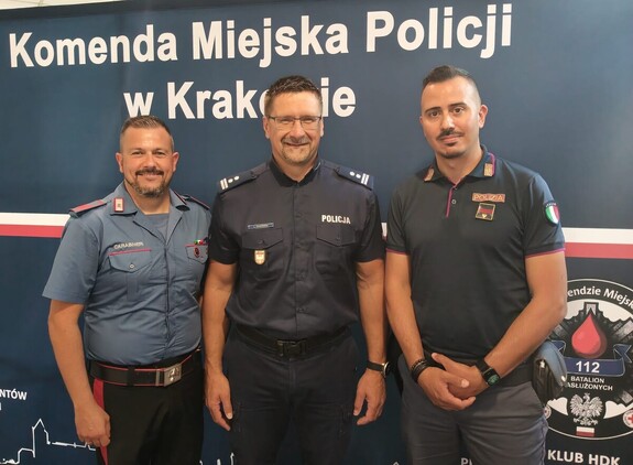 dwóch włoskich policjantów na wspólnym zdjęciu z Zastępcą Komendanta Miejskiego Policji w Krakowie