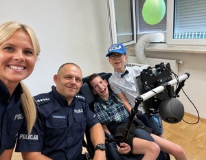 policjanci z podopiecznymi Domu Pomocy Społecznej