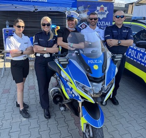 wspólne zdjęcie policjantów i uczestniczki wydarzenia