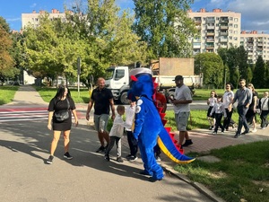 Policyjna maskotka wita uczniów