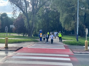 Uczniowie w drodze do szkoły