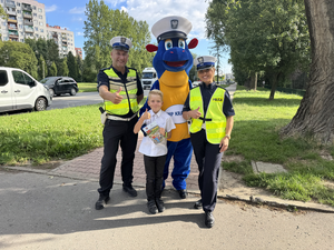 Policjanci z ucziem i maskotką ruchu drogowego