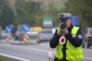 Awatar policjant w trakcie badania prędkości